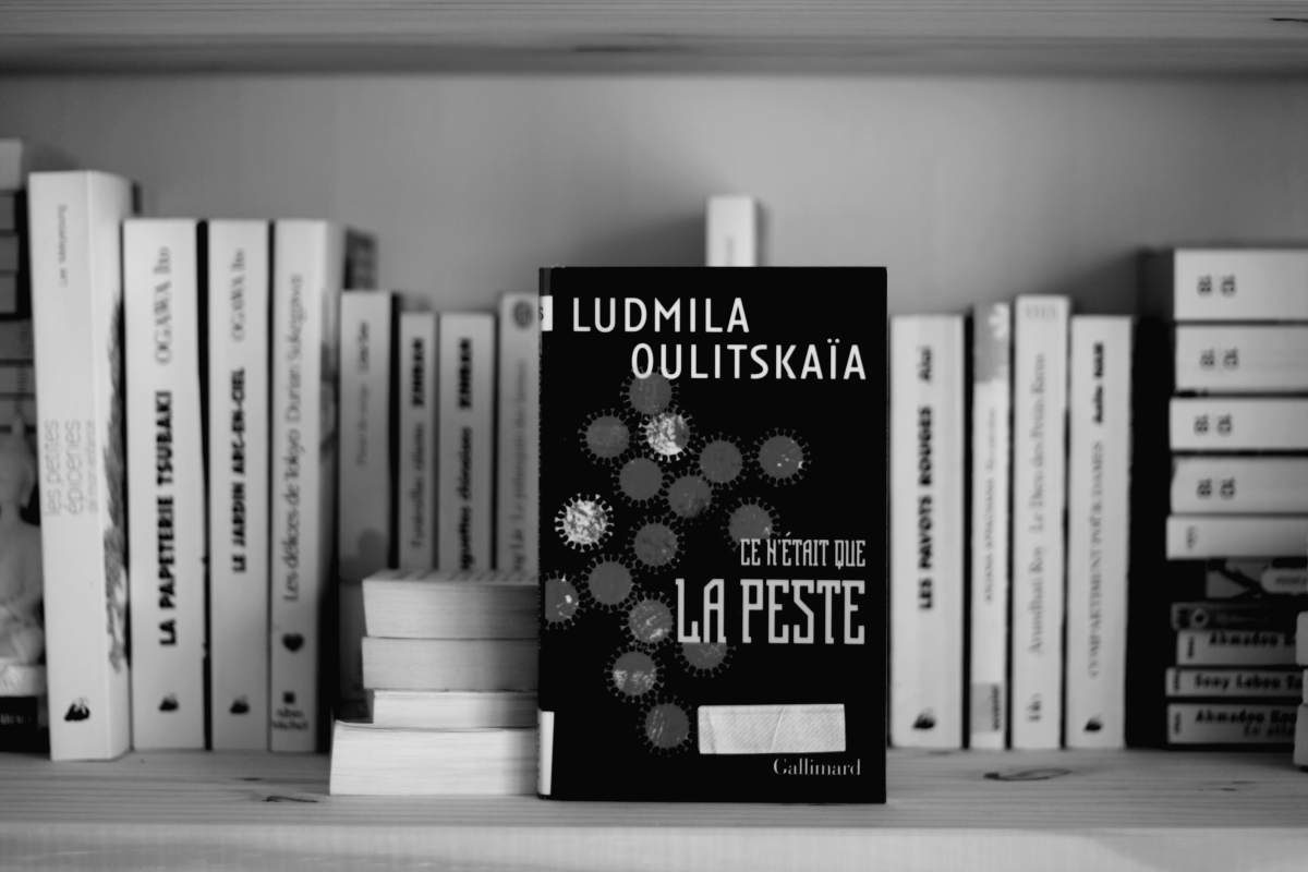 Courte parenthèse au pays des virus avec Ce n&rsquo;était que la peste de Ludmila Oulitskaïa
